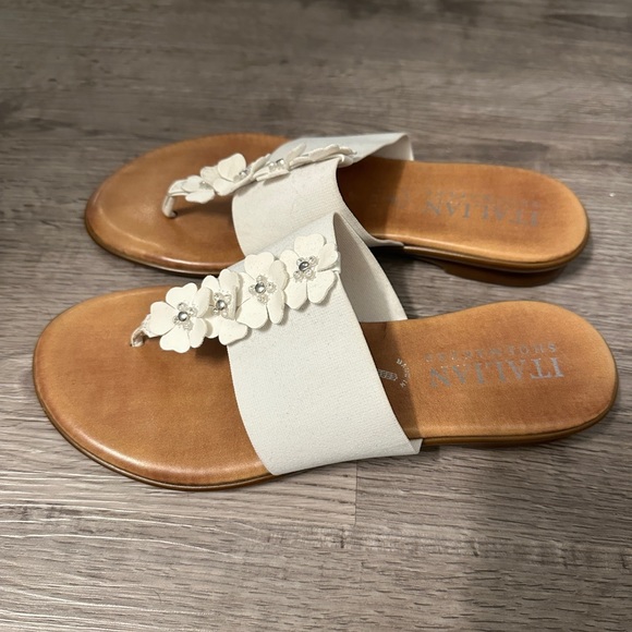 white flower sandals - Picture 4 of 4